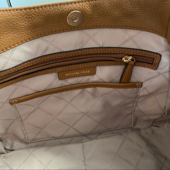 ❗️SOLD❗️Michael Kors Fulton Large Logo Shoulder Bag - Picture 6 of 7